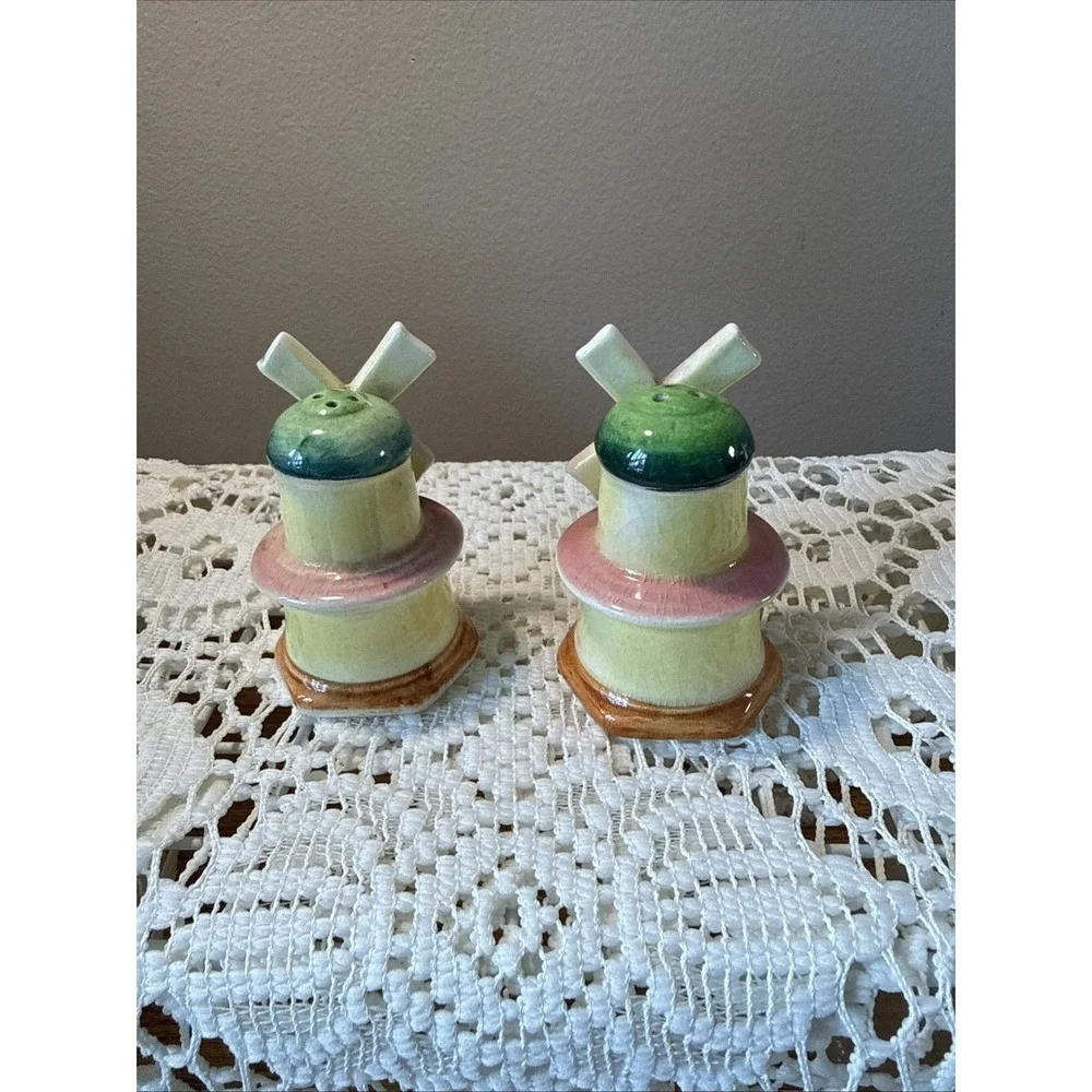 Vintage Dutch windmill-shaped salt and pepper‎ shakers